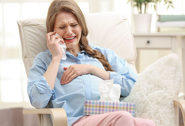گریه کردن در طول بارداری، دلیل و راهکارهای آن چیست؟