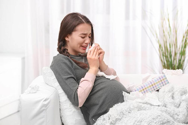 گریه کردن در طول بارداری، دلیل و راهکارهای آن چیست؟