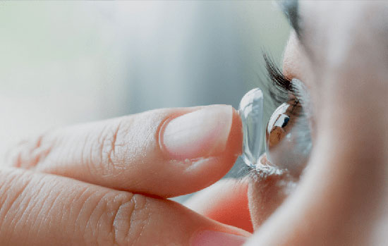چرا خوابیدن با لنز مضر است؟