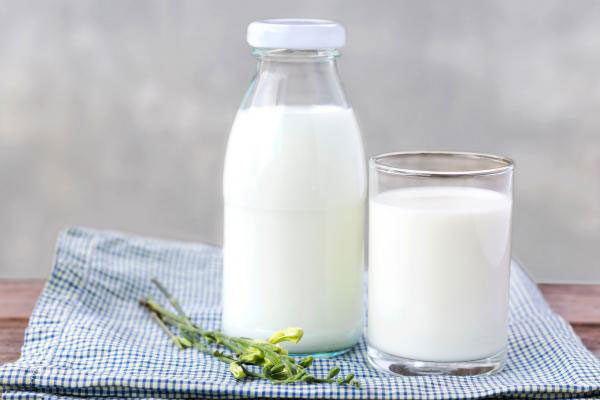 اگر قبل از خواب دو لیوان شیر بنوشید چه اتفاقی در بدن‌تان می‌افتد