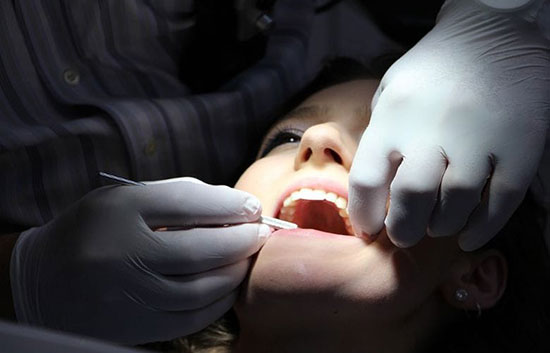 علت حساس شدن دندان‌ها چیست