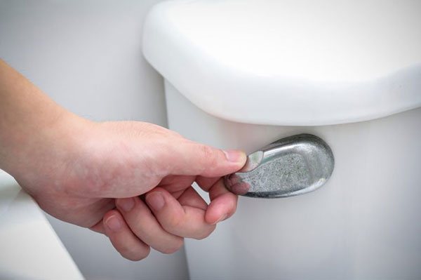 اشتباهاتی که در دستشویی و حمام مرتکب می‌شوید
